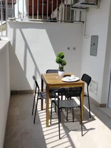 a wooden table and chairs on a balcony at Sabbia di Mare in Termoli