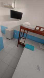 Hotel Pousada dos Sonhos في ساو لويس: غرفة صغيرة مع سرير بطابقين وطاولة