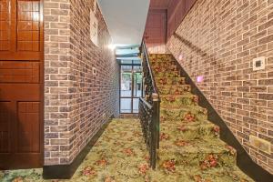 una escalera con una pared de ladrillo y algunas flores en Flagship Continental Guesthouse, en Nishāt
