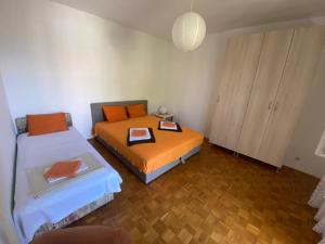 1 dormitorio pequeño con 2 camas y armario en Apartmani Dvojak Njivice, en Njivice