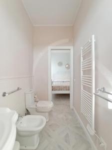 bagno bianco con servizi igienici e lavandino di Casa Vacanze Appartamento Bijoux a Civitanova Marche
