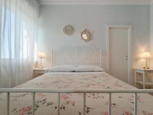 una camera bianca con un letto e due lampade di Casa Vacanze Appartamento Bijoux a Civitanova Marche