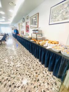 Hotel Trovatore في ليدو دي يسولو: طابور بوفيه طويل عليه اطباق طعام +39 صورة