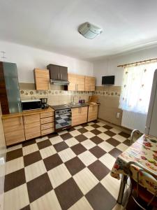 Köök või kööginurk majutusasutuses Casa de Vacanta Catrinel