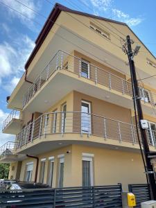 un edificio con balconi sul lato di Apartments Joana a Ohrid