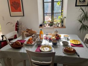 una mesa con desayuno encima en Villa Mandala en Thury