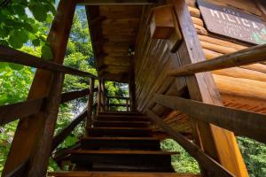 una escalera de madera en una casa en un árbol en Forest Amerika-Bungalovi Milica, en Vrbovsko