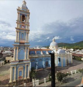 een groot gebouw met een klokkentoren in een stad bij El Abuelo in Salta