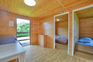 Habitación con 2 camas en una cabaña de madera en Domki na Zaciszu, en Zawóz