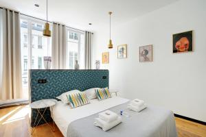 ein Schlafzimmer mit einem Bett mit zwei Handtüchern darauf in der Unterkunft CMG Champs Elysées - Boetie 7 in Paris