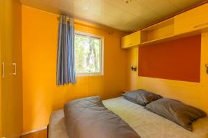 Postel nebo postele na pokoji v ubytování Camping des Templiers - Le Caylar