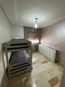 - une chambre avec des lits superposés dans l'établissement Superbe appartement luxueux idéalement situé à la marina saidia, à Saïdia