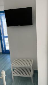TV a/nebo společenská místnost v ubytování TENUTA TAURIANUM PanoramicHouse e PanoramicB&B