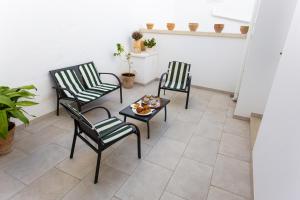 twee stoelen en een tafel op een patio bij Dimora 1890 in Parabita