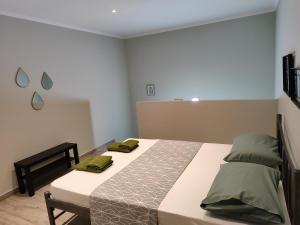 Postel nebo postele na pokoji v ubytování Kamares Suites 2