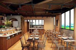 een restaurant met houten tafels en stoelen en ramen bij Ecstasy Hotel in Nha Trang