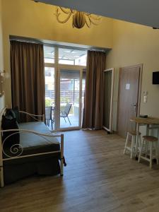 TV a/nebo společenská místnost v ubytování Kamares Suites 2