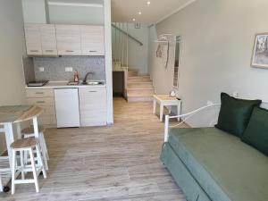 Kuchyň nebo kuchyňský kout v ubytování Kamares Suites 2
