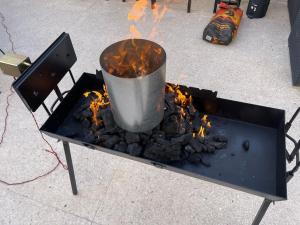 Gril dostupný pro hosty v hostelu