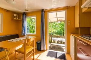 Kuchyň nebo kuchyňský kout v ubytování Camping des Templiers - Le Caylar + 37 fotografií