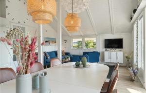 comedor y sala de estar con mesa blanca y sillas en Cozy Home In Ebeltoft With Kitchen, en Ebeltoft
