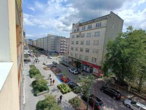 格地尼亞的住宿－Apartament Baltica Nawigator，享有城市街道上方建筑的景致