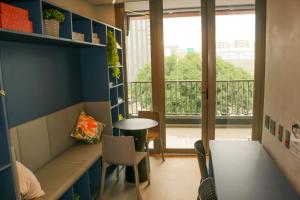 um quarto com uma mesa e uma janela com uma varanda em Apartamento Palmeiras em São Paulo