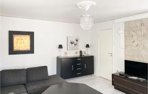 uma sala de estar com um sofá e uma televisão em 3 Bedroom Nice Home In Lammhult em Lammhult