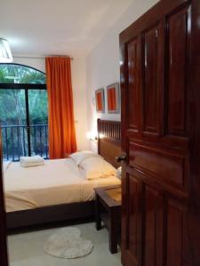 een slaapkamer met een bed en een groot raam bij apartamento superamplio con la mejor vista al mar solo adultos in La Laguna