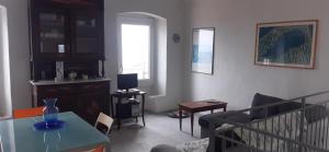 een woonkamer met een bank en een tafel bij sanremo vista mare in Sanremo