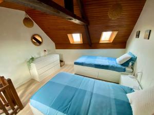 グランカン・メジーにあるCharming fisher house on the Seasideの木製の天井が特徴のベッドルーム1室(ベッド2台付)