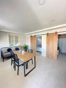 伊佐拉Bella Vista apartment 2的一间带桌椅和沙发的用餐室