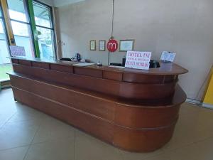 een grote lobby met een receptie in een gebouw bij OYO 92751 Marang Homestay Syariah 