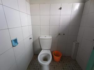 Baño pequeño con aseo y cubo en OYO 92751 Marang Homestay Syariah, 