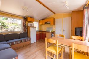 Kuchyň nebo kuchyňský kout v ubytování Camping des Templiers - Le Caylar