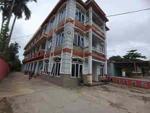 un gran edificio con muchas ventanas en OYO 92751 Marang Homestay Syariah 