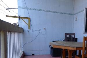 Habitación con mesa y pared azul en SPOT ON 92760 Global Media Homestay Syariah, en Semarang