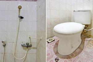 La salle de bains est pourvue de toilettes et d'une cabine de douche. dans l'établissement OYO 92750 Motel Langko, à Tanjungkarang
