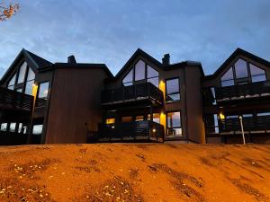 una casa grande en la cima de una colina en Skaidi Logde- near salomon river and golf course, en Hammerfest