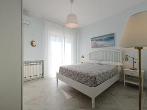 Tempat tidur dalam kamar di Casa Vacanze appartamento Riviera