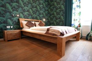 a bedroom with a bed with a green wall at Hotel Attaché an der Messe in Frankfurt/Main