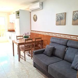 a living room with a couch and a table at Apt. cerca de la playa y airport in Málaga