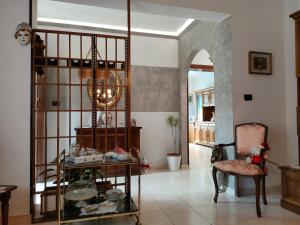 a room with a chandelier and a table and a chair at Delizioso Appartamento Locazione Turistica in Lonigo