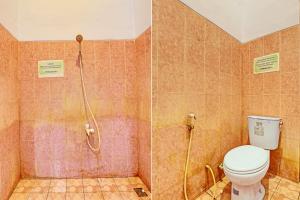uma casa de banho com um WC e um chuveiro em OYO 92759 Penginapan Piji Kembar em Karanganyar
