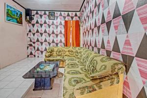 uma sala de estar com um sofá e uma mesa em OYO 92759 Penginapan Piji Kembar em Karanganyar