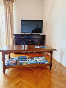 Uma TV ou centro de entretenimento em Guest House Sombrero