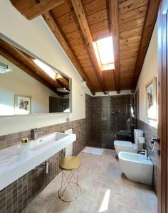 een badkamer met 2 wastafels en 2 toiletten bij Le Mansarine Charme B&B in Castellaro