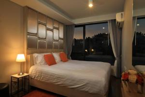 Gulta vai gultas numurā naktsmītnē Apartment walking to Surin Beach by Capital Pro