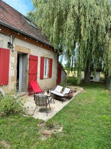 Vonkajšia záhrada v ubytovaní Maison Bourbonnaise idéalement placée proche du centre ville de Moulins