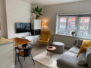 een woonkamer met een bank en een tafel bij Anna Boutique Apartments in Nijmegen